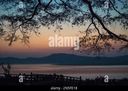 Irrawaddy River in der Abenddämmerung von einem Hotel am Wasser in Bagan, Myanmar. Irrawaddy ist über 1400 km lang und eine wichtige Transportstrecke in Myanmar. Stockfoto