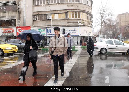 Teheran, Teheran, Iran. 9. Februar 2023. Iraner wandern am 09. Februar 2023 inmitten des Schnees in Teheran, Iran. Der Leiter der Atomaufsicht der Vereinten Nationen unterstrich die Dringlichkeit, die diplomatischen Bemühungen zur Begrenzung des iranischen Atomprogramms wiederzubeleben, und erklärte, dass sich die Situation schnell verschlechtern könnte, wenn die Verhandlungen scheitern. (Kreditbild: © RouzbritFouladi/ZUMA Press Wire) NUR REDAKTIONELLE VERWENDUNG! Nicht für den kommerziellen GEBRAUCH! Kredit: ZUMA Press, Inc./Alamy Live News Stockfoto