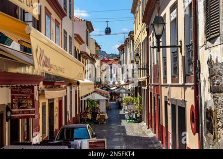 FUNCHAL, PORTUGAL - 29. AUGUST 2021: Dies ist die Fußgängerzone von Santa Maria in der alten Küstengegend der Stadt (Zona Vella), gefüllt mit vielen C. Stockfoto