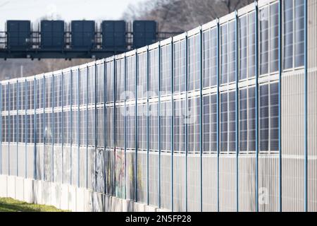 Aschaffenburg, Deutschland. 08. Februar 2023. An der Autobahn 3 (A3) befindet sich eine Lärmbarriere mit integrierten Photovoltaikelementen. Kredit: Sebastian Gollnow/dpa/Alamy Live News Stockfoto