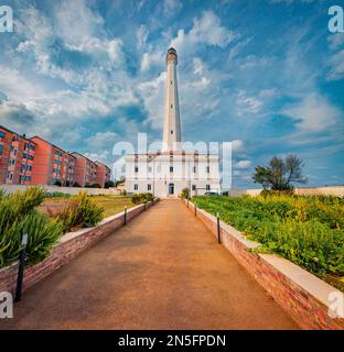 Majestätischer Blick am Morgen auf Faro di Punta Penna, Italien, Europa. Hintergrund des Reisekonzepts. Stockfoto