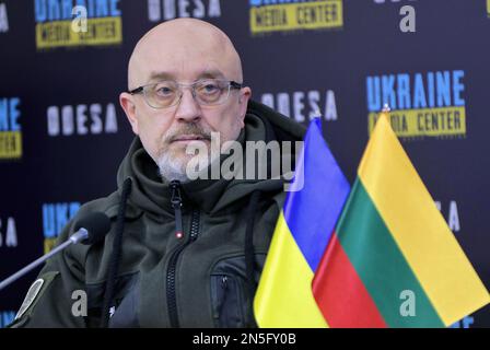 ODESA, UKRAINE - 9. FEBRUAR 2023 - der Minister von Defenñe der Ukraine Oleksii Reznikov wird während einer gemeinsamen Besprechung mit dem Minister für National defe abgebildet Stockfoto