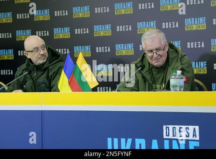 ODESA, UKRAINE - 9. FEBRUAR 2023 - Minister der Defenñe Ukraine Oleksii Reznikov (L) und Minister der nationalen Verteidigung der Republik Litauen Stockfoto