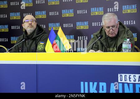 ODESA, UKRAINE - 9. FEBRUAR 2023 - Minister der Defenñe Ukraine Oleksii Reznikov (L) und Minister der nationalen Verteidigung der Republik Litauen Stockfoto