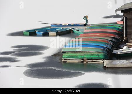 Wendefurth, Deutschland. 09. Februar 2023. Ruderboote liegen auf dem gefrorenen Reservoir des Wendefurth-Staudamms. Der Frost hat den Behälter eingefroren. In den nächsten Tagen wird es wieder etwas milder sein. Kredit: Matthias Bein/dpa/Alamy Live News Stockfoto