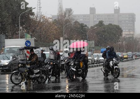 Teheran, Teheran, Iran. 9. Februar 2023. Motorräder halten auf der Straße inmitten des Schnees in Teheran, Iran, am 09. Februar 2023. Der Leiter der Atomaufsicht der Vereinten Nationen unterstrich die Dringlichkeit, die diplomatischen Bemühungen zur Begrenzung des iranischen Atomprogramms wiederzubeleben, und erklärte, dass sich die Situation schnell verschlechtern könnte, wenn die Verhandlungen scheitern. (Kreditbild: © RouzbritFouladi/ZUMA Press Wire) NUR REDAKTIONELLE VERWENDUNG! Nicht für den kommerziellen GEBRAUCH! Kredit: ZUMA Press, Inc./Alamy Live News Stockfoto