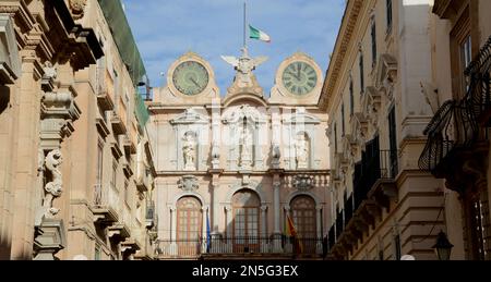 Barocke architektonische Details und Uhren der Porta Oscura und des Uhrenturms im historischen Zentrum von Trapani. Stockfoto