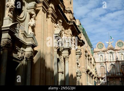 Barocke architektonische Details und Uhren der Porta Oscura und des Uhrenturms im historischen Zentrum von Trapani. Stockfoto