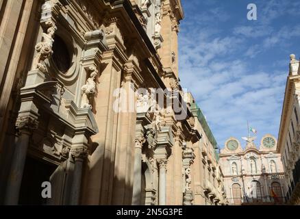 Barocke architektonische Details und Uhren der Porta Oscura und des Uhrenturms im historischen Zentrum von Trapani. Stockfoto