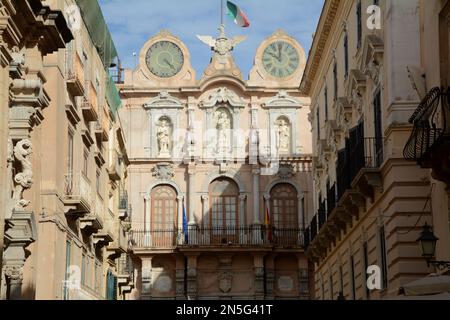 Barocke architektonische Details und Uhren der Porta Oscura und des Uhrenturms im historischen Zentrum von Trapani. Stockfoto