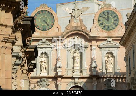 Barocke architektonische Details und Uhren der Porta Oscura und des Uhrenturms im historischen Zentrum von Trapani. Stockfoto