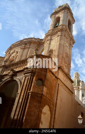 Architektonische Details, Majolica, Mosaiken der Kathedrale von San Lorenzo im historischen Zentrum von Trapani Stockfoto