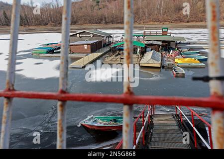 Wendefurth, Deutschland. 09. Februar 2023. Umgeben von Eis ist die Bootsstation am Stausee des Wendefurth-Staudamms. Der Frost hat dazu geführt, dass der Behälter gefriert. Kredit: Matthias Bein/dpa/Alamy Live News Stockfoto