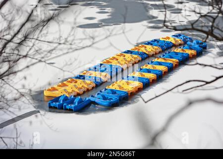 Wendefurth, Deutschland. 09. Februar 2023. Tretboote liegen auf dem gefrorenen Reservoir des Wendefurth-Staudamms. Der Frost hat den Behälter eingefroren. Kredit: Matthias Bein/dpa/Alamy Live News Stockfoto