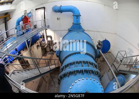 Wendefurth, Deutschland. 09. Februar 2023. Riesige Ventile steuern den Wasserabfluss aus dem Wendefurth-Damm. Während der Winterferien werden hier mehrmals am Tag Führungen durch den Staudamm angeboten, die von Sachsen-Anhalt durchgeführt werden. Sachsen-Anhalt verfügt über 33 Staudämme mit verschiedenen Dammhöhen und -Größen, die nicht nur wegen ihrer wirtschaftlichen Vorteile, sondern auch als lokale Erholungsziele beliebt sind. Kredit: Matthias Bein/dpa/Alamy Live News Stockfoto