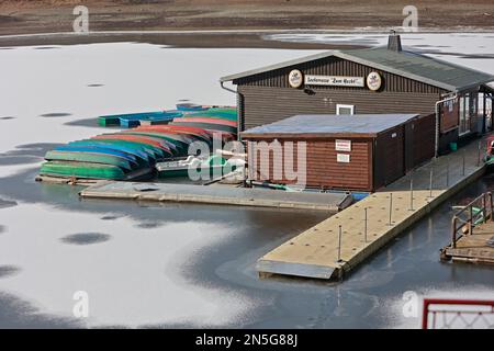 Wendefurth, Deutschland. 09. Februar 2023. Umgeben von Eis ist die Bootsstation am Stausee des Wendefurth-Staudamms. Der Frost hat dazu geführt, dass der Behälter gefriert. Kredit: Matthias Bein/dpa/Alamy Live News Stockfoto