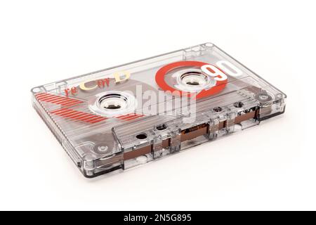 Audiokassetten – alte klassische, kompakte Audiokassette auf der Seite isoliert auf weißem Hintergrund, Ansicht von unten Stockfoto