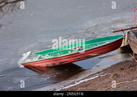 Wendefurth, Deutschland. 09. Februar 2023. Ein Ruderboot liegt auf dem gefrorenen Reservoir des Wendefurth-Staudamms. Der Frost hat den Behälter eingefroren. In den nächsten Tagen wird es wieder etwas milder sein. Die Temperaturen steigen wieder über Null Grad Celsius. Kredit: Matthias Bein/dpa/Alamy Live News Stockfoto