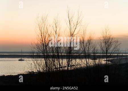 Sonnenuntergang über der Essex Insel Mersea Stockfoto