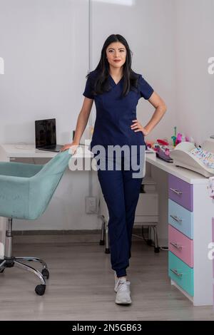 latina Doktor in ihrem Büro, lehnt sich zurück in ihren Schreibtischstuhl Stockfoto
