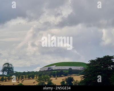 New Grange, Irland - 09 12 2015: Prähistorisches Denkmal von New Grange in Irland in der Nähe von Drogheda Stockfoto
