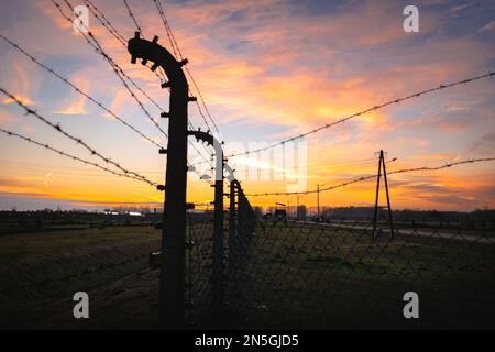 Denkmal und Museum Aushwitz-Birkenau, ehemaliges nationalsozialistisches Todeslager Auschwitz in Oswiecim, Polen. Baracken und Einzäunung. Stockfoto