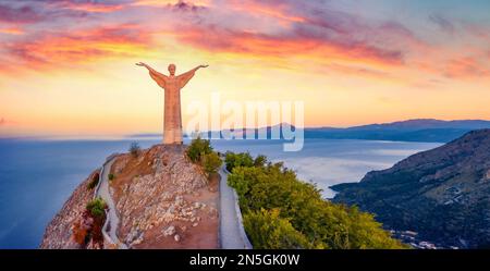 MARATEA, ITALIEN - 31. AUGUST 2021: Majestätischer Sommerblick auf die Statue von Christus, dem Erlöser. Spektakuläre Meereslandschaft am Morgen mit mediterraner Meereslandschaft. Inkrementell Stockfoto