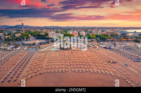 Blick von der fliegenden Drohne auf den öffentlichen Strand Libera Rimini. Herrliche Sommerszene von Italien, Europa. Fantastischer abendlicher Blick auf die Adriaküste. Reisekonzept Stockfoto