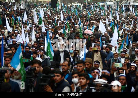 Peshawar, Pakistan. 08. Februar 2023. Die Jamaat-e-Islami-Bewegung nimmt an einem friedensmarsch Teil, um gegen einen Selbstmordanschlag auf eine Moschee in Peshawar, Pakistan, am 8. Februar 2023 zu protestieren. Anhänger der islamischen politischen Partei marschierten, um nach einem Selbstmordattentat auf eine Moschee in Peshawar mehr Sicherheit für die Menschen zu fordern. Der Generalinspekteur der KPK-Polizei Moazzam Jah hat die Zahl der Todesopfer des Selbstmordattentats am 30. Januar am 02. Februar auf 84 erhöht. (Foto: Hussain Ali/Pacific Press/Sipa USA) Guthaben: SIPA USA/Alamy Live News Stockfoto