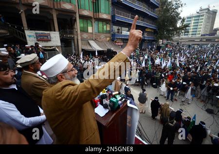 Peshawar, Pakistan. 08. Februar 2023. Anhänger der islamischen politischen Partei Jamaat-e-Islami nehmen an einem friedensmarsch Teil, um nach einem Selbstmordattentat auf eine Moschee am 8. Februar 2023 in Peshawar, Pakistan, bessere Sicherheit für die Menschen zu fordern. Der Generalinspekteur der KPK-Polizei Moazzam Jah hat die Zahl der Todesopfer des Selbstmordattentats am 30. Januar am 02. Februar auf 84 erhöht. (Foto: Hussain Ali/Pacific Press/Sipa USA) Guthaben: SIPA USA/Alamy Live News Stockfoto