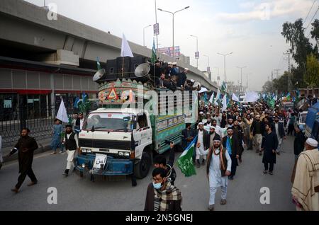 Peshawar, Pakistan. 08. Februar 2023. Die Jamaat-e-Islami-Bewegung nimmt an einem friedensmarsch Teil, um gegen einen Selbstmordanschlag auf eine Moschee in Peshawar, Pakistan, am 8. Februar 2023 zu protestieren. Anhänger der islamischen politischen Partei marschierten, um nach einem Selbstmordattentat auf eine Moschee in Peshawar mehr Sicherheit für die Menschen zu fordern. Der Generalinspekteur der KPK-Polizei Moazzam Jah hat die Zahl der Todesopfer des Selbstmordattentats am 30. Januar am 02. Februar auf 84 erhöht. (Foto: Hussain Ali/Pacific Press/Sipa USA) Guthaben: SIPA USA/Alamy Live News Stockfoto