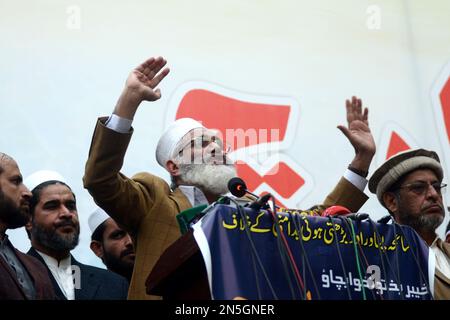 Peshawar, Pakistan. 08. Februar 2023. Anhänger der islamischen politischen Partei Jamaat-e-Islami nehmen an einem friedensmarsch Teil, um nach einem Selbstmordattentat auf eine Moschee am 8. Februar 2023 in Peshawar, Pakistan, bessere Sicherheit für die Menschen zu fordern. Der Generalinspekteur der KPK-Polizei Moazzam Jah hat die Zahl der Todesopfer des Selbstmordattentats am 30. Januar am 02. Februar auf 84 erhöht. (Foto: Hussain Ali/Pacific Press/Sipa USA) Guthaben: SIPA USA/Alamy Live News Stockfoto