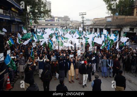 Peshawar, Pakistan. 08. Februar 2023. Die Jamaat-e-Islami-Bewegung nimmt an einem friedensmarsch Teil, um gegen einen Selbstmordanschlag auf eine Moschee in Peshawar, Pakistan, am 8. Februar 2023 zu protestieren. Anhänger der islamischen politischen Partei marschierten, um nach einem Selbstmordattentat auf eine Moschee in Peshawar mehr Sicherheit für die Menschen zu fordern. Der Generalinspekteur der KPK-Polizei Moazzam Jah hat die Zahl der Todesopfer des Selbstmordattentats am 30. Januar am 02. Februar auf 84 erhöht. (Foto: Hussain Ali/Pacific Press/Sipa USA) Guthaben: SIPA USA/Alamy Live News Stockfoto