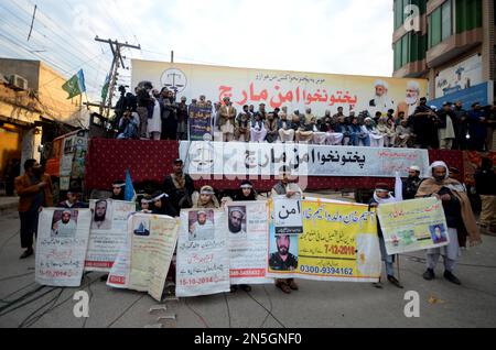 Peshawar, Pakistan. 08. Februar 2023. Die Jamaat-e-Islami-Bewegung nimmt an einem friedensmarsch Teil, um gegen einen Selbstmordanschlag auf eine Moschee in Peshawar, Pakistan, am 8. Februar 2023 zu protestieren. Anhänger der islamischen politischen Partei marschierten, um nach einem Selbstmordattentat auf eine Moschee in Peshawar mehr Sicherheit für die Menschen zu fordern. Der Generalinspekteur der KPK-Polizei Moazzam Jah hat die Zahl der Todesopfer des Selbstmordattentats am 30. Januar am 02. Februar auf 84 erhöht. (Foto: Hussain Ali/Pacific Press/Sipa USA) Guthaben: SIPA USA/Alamy Live News Stockfoto