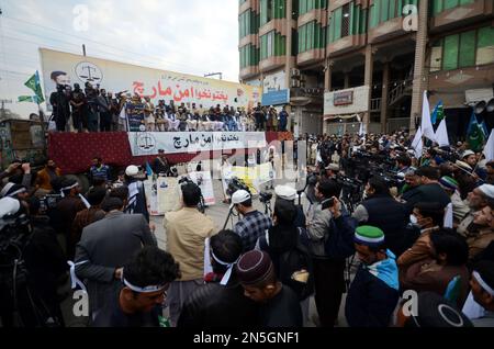 Peshawar, Pakistan. 08. Februar 2023. Die Jamaat-e-Islami-Bewegung nimmt an einem friedensmarsch Teil, um gegen einen Selbstmordanschlag auf eine Moschee in Peshawar, Pakistan, am 8. Februar 2023 zu protestieren. Anhänger der islamischen politischen Partei marschierten, um nach einem Selbstmordattentat auf eine Moschee in Peshawar mehr Sicherheit für die Menschen zu fordern. Der Generalinspekteur der KPK-Polizei Moazzam Jah hat die Zahl der Todesopfer des Selbstmordattentats am 30. Januar am 02. Februar auf 84 erhöht. (Foto: Hussain Ali/Pacific Press/Sipa USA) Guthaben: SIPA USA/Alamy Live News Stockfoto