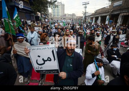 Peshawar, Pakistan. 08. Februar 2023. Die Jamaat-e-Islami-Bewegung nimmt an einem friedensmarsch Teil, um gegen einen Selbstmordanschlag auf eine Moschee in Peshawar, Pakistan, am 8. Februar 2023 zu protestieren. Anhänger der islamischen politischen Partei marschierten, um nach einem Selbstmordattentat auf eine Moschee in Peshawar mehr Sicherheit für die Menschen zu fordern. Der Generalinspekteur der KPK-Polizei Moazzam Jah hat die Zahl der Todesopfer des Selbstmordattentats am 30. Januar am 02. Februar auf 84 erhöht. (Foto: Hussain Ali/Pacific Press/Sipa USA) Guthaben: SIPA USA/Alamy Live News Stockfoto