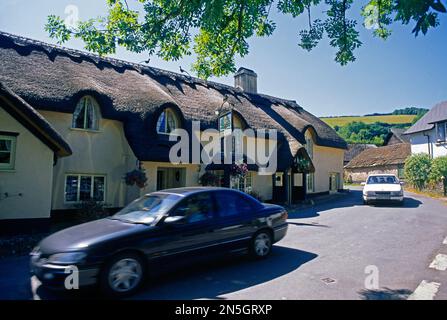 Somerset England Halse Lane Winsford Car fährt am Royal Oak Exmoor Vorbei, Einem strohgedeckten Pub und Gasthaus aus dem 12. Jahrhundert Stockfoto