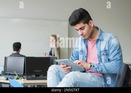 Universitätsstudentin mit digitalem Tablet in der Schule Bayern Stockfoto