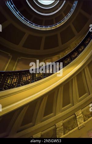 Das historische Alexander Hamilton US Custom House, New York City, USA, ist eine wunderschöne, alte Wendeltreppe in einem alten Gebäude Stockfoto