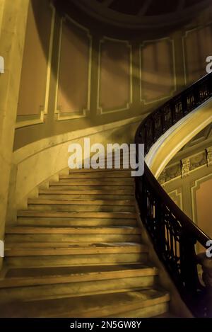 Das historische Alexander Hamilton US Custom House, New York City, USA, ist eine wunderschöne, alte Wendeltreppe in einem alten Gebäude Stockfoto