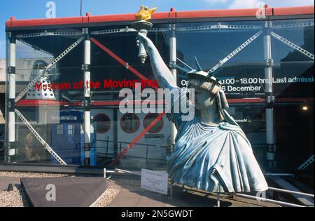 London England South Bank - Museum of the Moving Image (MOMI) mit Skulptur der Freiheitsstatue, die im Film „Little Shop of Horrors“ draußen verwendet wird Stockfoto