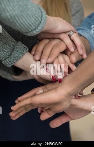 Die Hände der Universitätsstudenten sind aufeinander gestapelt Schule, Bayern, Deutschland Stockfoto