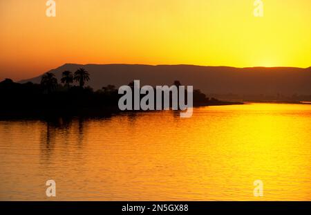 Nil Ägypten Sonnenuntergang auf dem Nil zwischen Dandera und Luxor Stockfoto