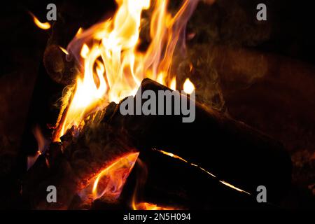 Ein glühendes Lagerfeuer, das Komfort und Wärme während einer kühlen Herbstnacht in einem Nationalpark bietet. Stockfoto
