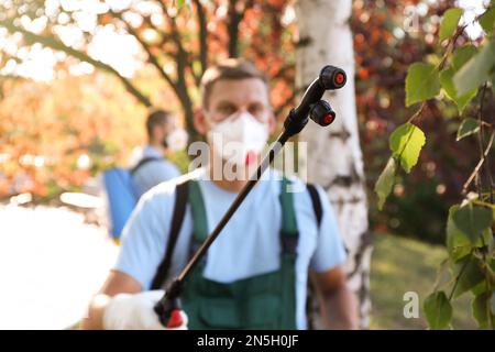 Schädlingsbekämpfer im Freien, Schwerpunkt auf Insektizid-Sprühgerät Stockfoto