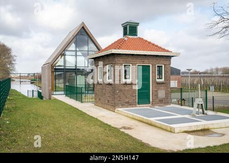 Tricht, Provinz Gelderland, Niederlande, 05.02.2023, Pumpstation mit historischem und neuem Teil. Wasserwirtschaft und Hochwasserschutz. Stockfoto