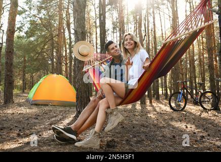 Ein Paar, das sich am Sommertag in einer Hängematte im Freien ausruht Stockfoto