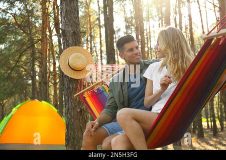 Ein Paar, das sich am Sommertag in einer Hängematte im Freien ausruht Stockfoto