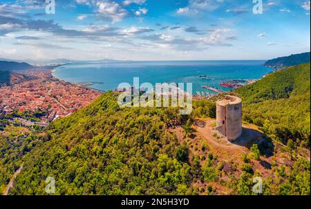 Blick von der fliegenden Drohne auf den Bastiglienturm und das Schloss Arechi. Atemberaubende Sommerstadt von Salerno, Italien, europa. Hintergrund des Reisekonzepts. Stockfoto