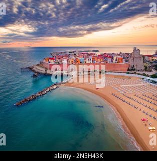 Fantastischer Sommerblick auf den Strand von Sant'Antonio. Farbenfrohes Stadtbild am Morgen im Hafen von Termoli. Dramatischer Sonnenaufgang an der Adria. Reisekonzept Backgroun Stockfoto